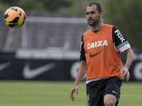 Desejado pelo Vitória, Danilo renova com o Corinthians por um ano