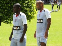 Com Hugo e Souza em campo, Vitória treinou nesta terça