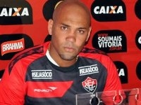 Provável titular, Souza quer corresponder com a camisa do Vitória