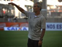 Carlos Amadeu é confirmado como técnico interino do Vitória