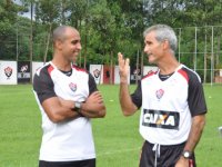 Sem treinador, Deivid reforça comissão técnica do Vitória
