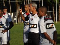 Com Tarracha, Léo Costa e Souza, Amadeu escala time em treino