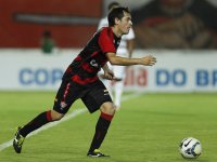 Cáceres quer reconquistar vaga no time titular do Vitória