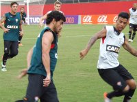 Com presença de Escudero, Vitória treina com bola no Barradão