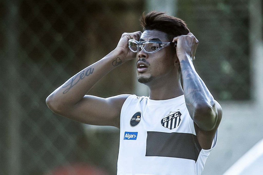 Após lesão, Bruno Henrique revela insegurança com óculos: 'Não consigo ver  alguns movimentos' - Notícias - Galáticos Online
