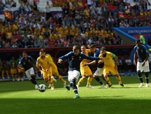 Em jogo marcado pelo uso da tecnologia, França bate a Austrália em sua estreia na Copa do Mundo