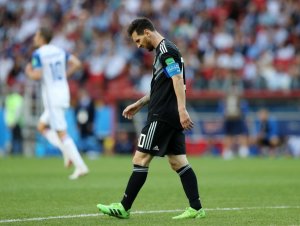 Com direito a pênalti perdido por Messi, Argentina estreia com empate contra a Islândia