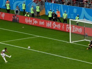Até pênalti... Peru desperdiça inúmeras chances e eficiente Dinamarca conquista a vitória na estreia