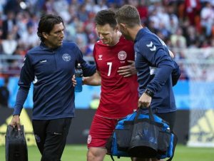 Jogador da Dinamarca é cortado após fraturar a costela no jogo contra o Peru