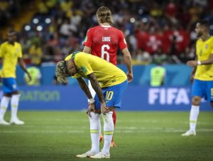 Após deixar o campo mancando, Neymar tranquiliza torcida e diz estar bem para o resto da Copa
