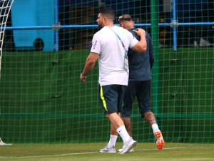 Neymar sente dores no tornozelo e deixa treino mais cedo; Assessoria diz que situação não preocupa