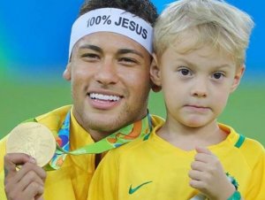 Após deixar treino com dores no pé, Neymar compartilha recado do filho: 