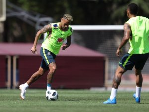 Alívio! Após susto no treino da terça, Neymar participa normalmente de treino com bola nesta quarta