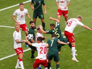 Dinamarca e Austrália empatam em jogo com uso do VAR