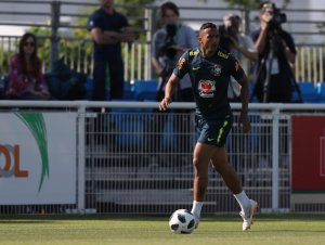 Seleção Brasileira: Danilo sente quadril e é vetado do duelo contra a Costa Rica