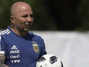 Após jogadores pedirem saída de Sampaoli, Argentina decide manter treinador no cargo