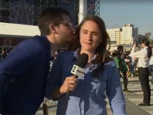Lamentável! Torcedor tenta beijar repórter brasileira na Rússia