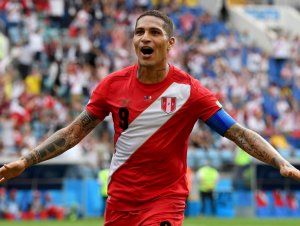 Com gol de Guerrero, Peru se despede com vitória e elimina a Austrália