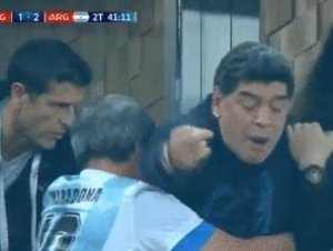 Maradona faz gesto obsceno ao comemorar gol que classificou a Argentina