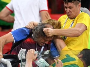 Brasileiros e sérvios trocam socos e agressões na arquibancada após a vitória do Brasil