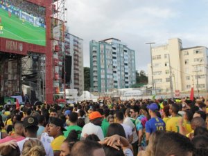 Torcedores comemoram gol na Arena da Barra, mas avaliam que Brasil precisa melhorar