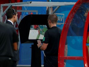 Presidente da Fifa diz que árbitro de vídeo está limpando o futebol