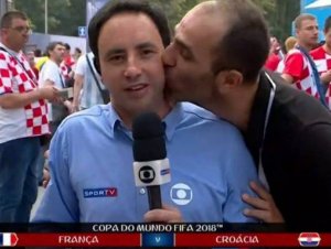 Repórter do SporTV é beijado por torcedor em transmissão ao vivo de estádio na Rússia