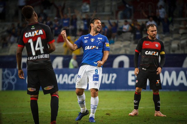 Willian celebra reencontro com as redes, mas lamenta empate do