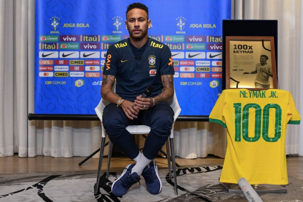 Perto de completar 100 jogos pelo Brasil, Neymar recebe homenagem