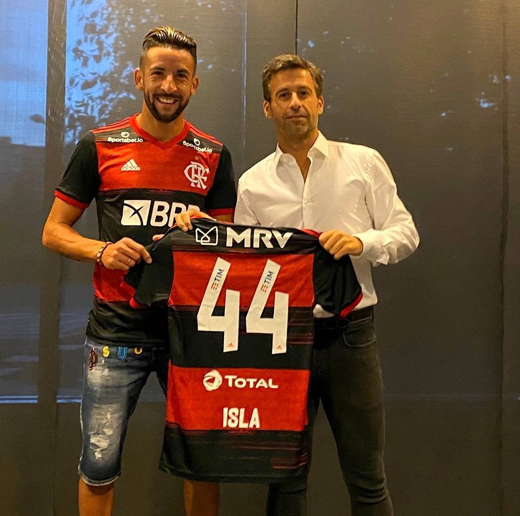 Lateral da seleção chilena contratado pelo Flamengo, Isla chega no Rio de  Janeiro - Notícias - Galáticos Online