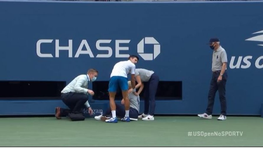 Djokovic acerta bolada em juíza e é desclassificado do US Open