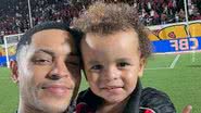 Matheuzinho meia do Vitória com seu filho João Pedro - Reprodução Instagram