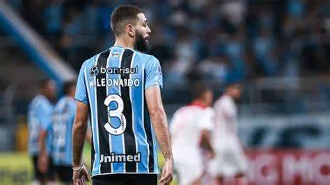 Zagueiro ficará de fora do primeiro reencontro com a torcida rubro-negra desde que deixou o clube - Divulgação/Grêmio