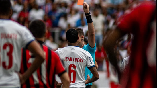 Expulsão de Jean Lucas marca clássico Ba-Vi - Victor Ferreira/ECV