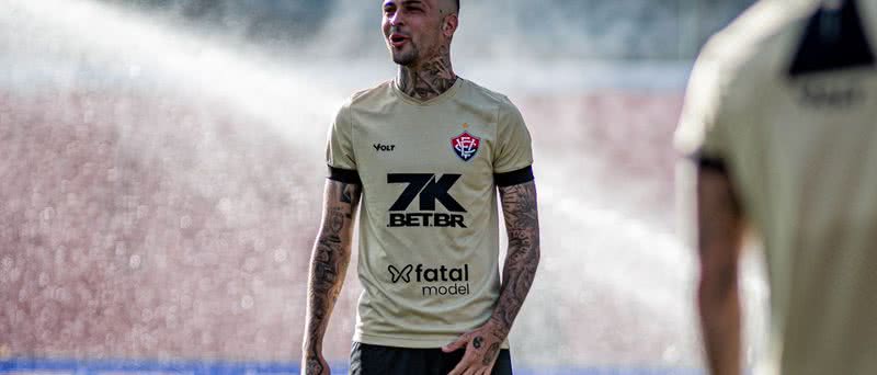 Vitória rescinde com meia contratado em 2025
