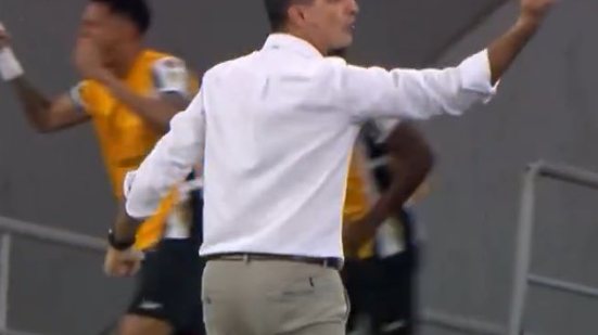 Gesto polêmico de Renato Paiva após vitória do Botafogo - Reprodução