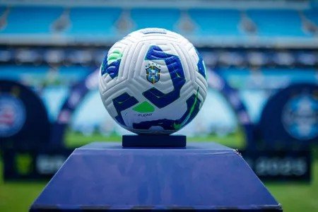 Imagem Gaúcho e ex-Fifa, comentarista de arbitragem crítica pênalti marcado para o Grêmio contra o Bahia