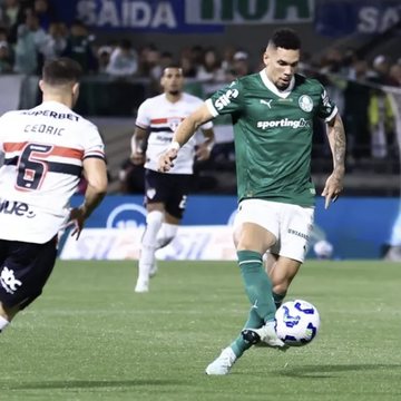 Palmeiras vence São Paulo nos acréscimos e segue líder do Brasileirão