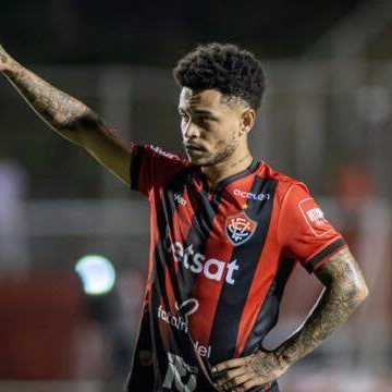 Matheuzinho alcança marca de 100 jogos pelo Vitória contra o Cerro Largo