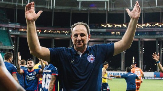 Bahia supera expulsão e vence Vitória no clássico - Letícia Martins/ECB