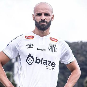 Santos estuda negociar Thaciano após baixa performance no clube