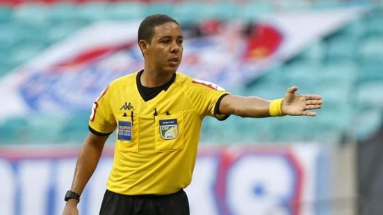 Imagem Emerson Ricardo apita Bahia de Feira x Vitória pelo Campeonato Baiano