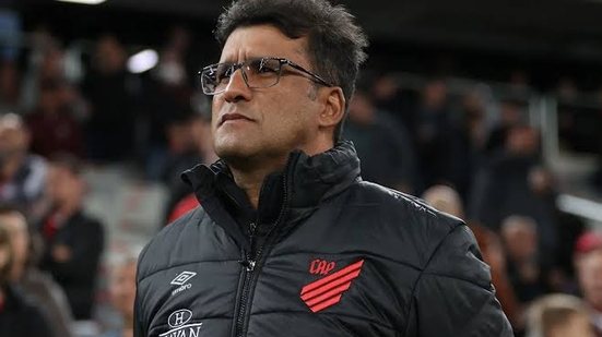 Imagem EXCLUSIVO: Wesley Carvalho confirma negociação com Vitoria