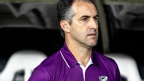Imagem Ex-Vitória, treinador passa por intervenção cirúrgica e desfalca clube da Série B por 10 dias