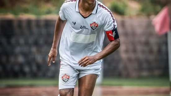 Imagem Vitória renova contrato de jovem meio-campista até o fim de 2026; saiba quem