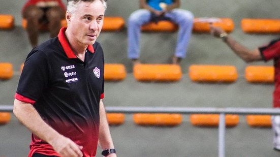 Imagem Régis Marreli lamenta possível fim do Universo/Vitória e revela: "A gente foi pego de surpresa"