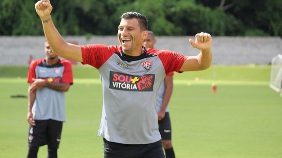 Imagem Neto Baiano revela o BaVi mais emocionante que já disputou e provoca o Bahia: "Nossa cama"