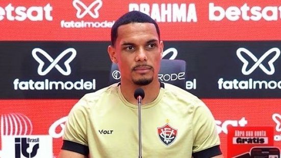 Imagem  Titular do Vitória, Neris analisa reencontro com ex-clube: "Tem que diminuir os espaços"