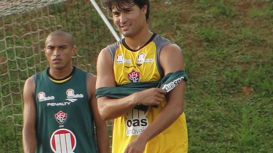 Imagem Pedro Ken quer ficar no Vitória, mas vai depender do Cruzeiro
