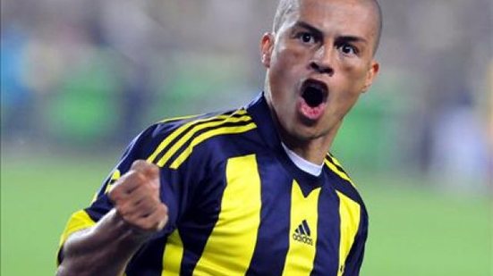 Imagem Após ser afastado, Alex deixa o Fenerbahce